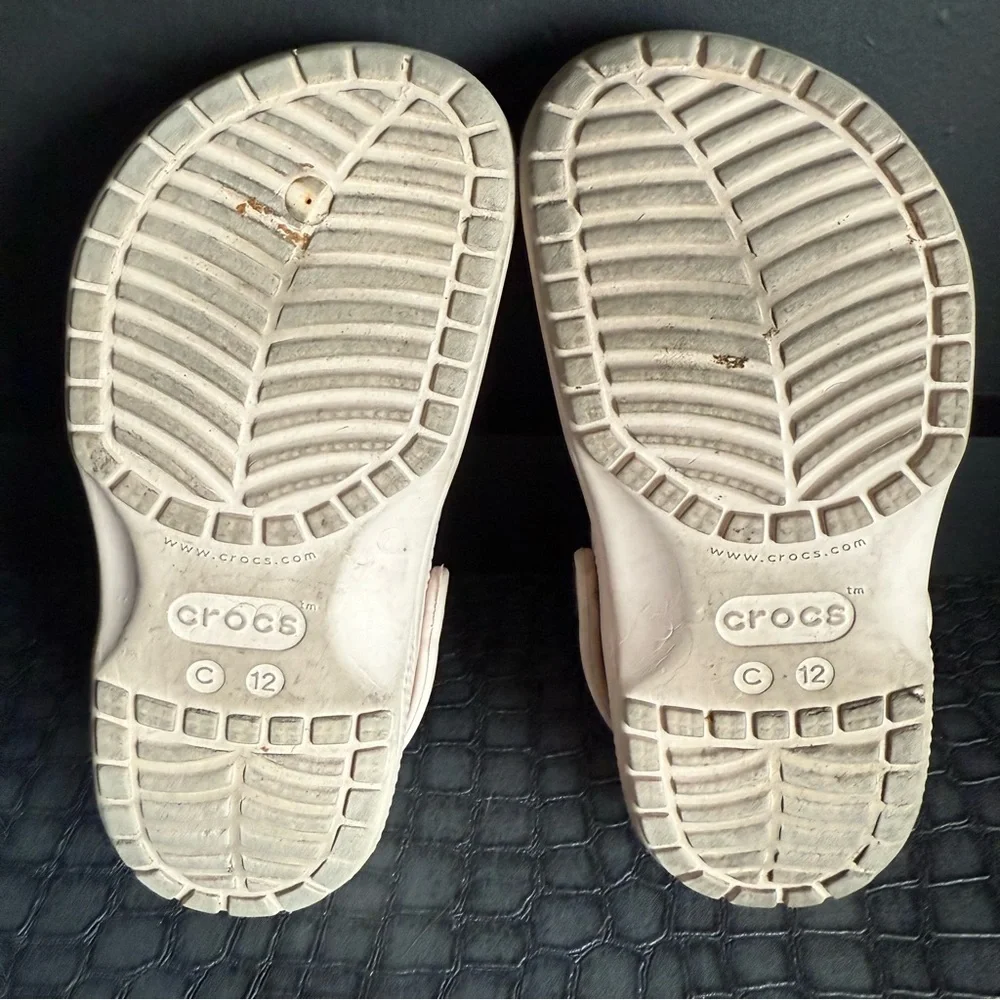 CROCS Kids White and Light Pink Classic Clog Pair with Charms size: C12